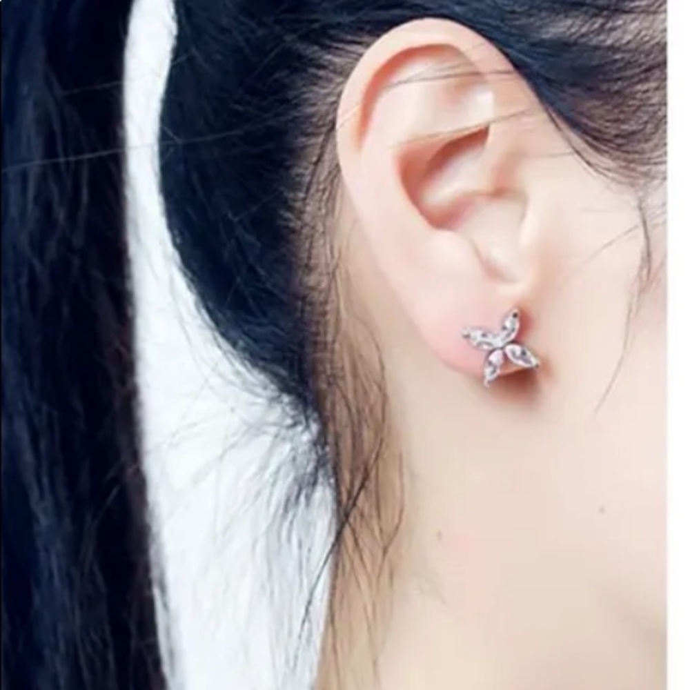 ๐ Silver Lucky Four Leaves Clover Stud Earrings - Picture 6 of 6